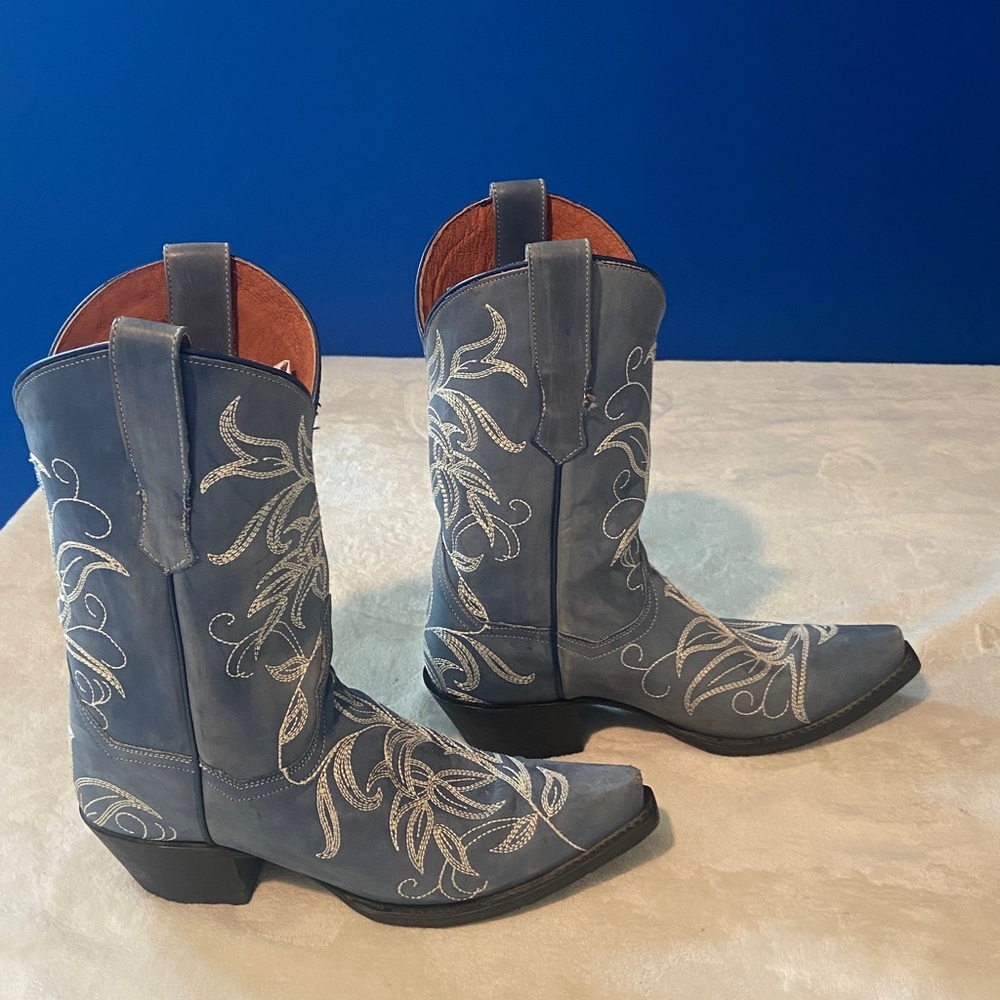 Gorgeous 😍 Dan Post Ladies Blue Cowboy Boots with White Embroidery Size 7 or 7.5 - Picture 5 of 16